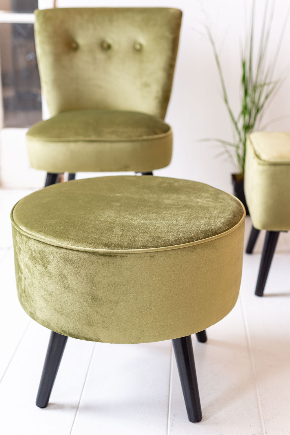 Hocker und Sessel in grün Samt weich
