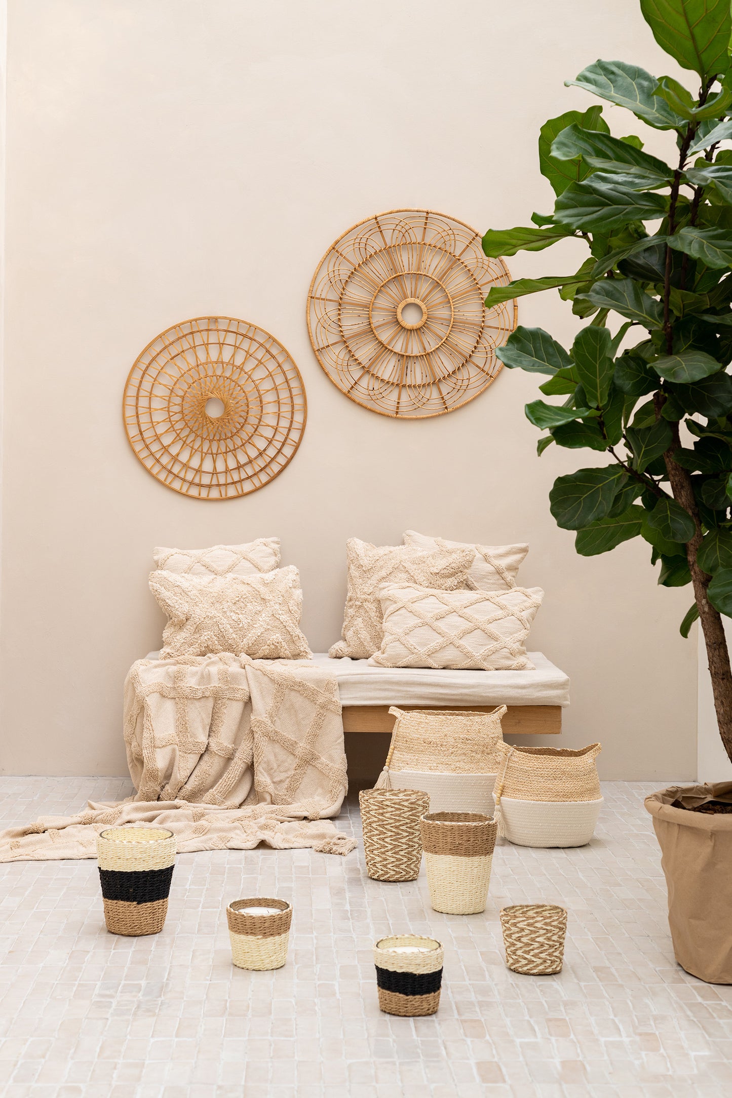 Kissen aus Baumwolle in creme weiß mit 3D Rautenmuster auf Sitzbank mit Dekoration im Boho Design