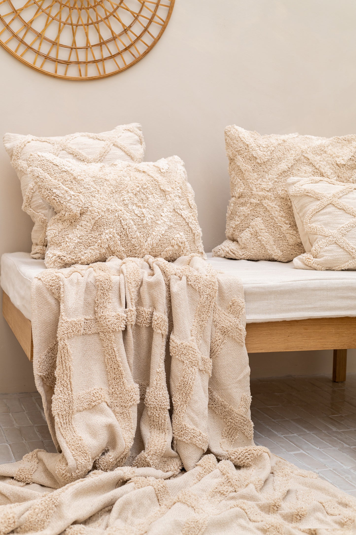 getuftetes Kissen 3D Form auf Sofa dekoriert im Boho Stil mit Holz