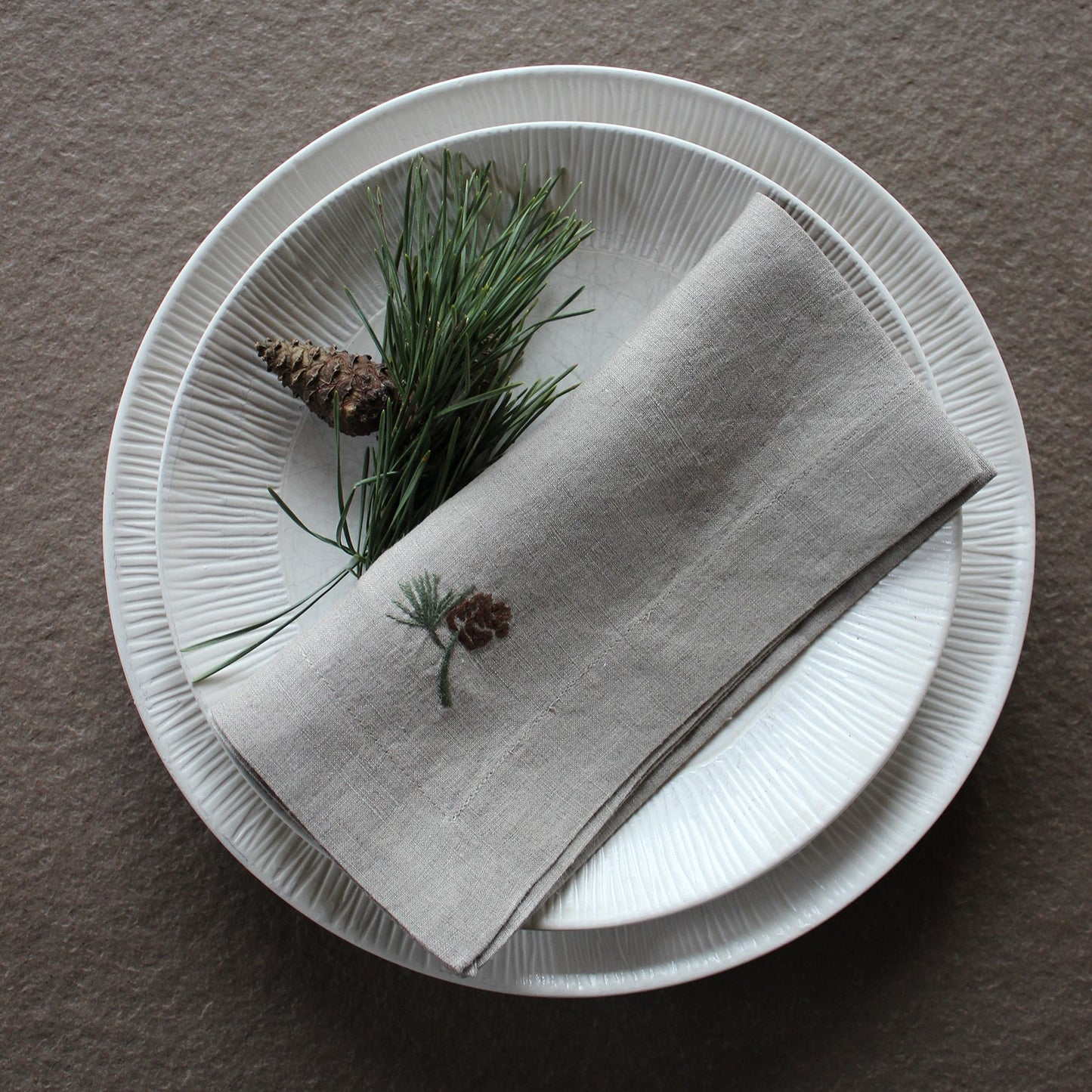 Serviette in Leinen natur mit besticktem Zapfenmotiv