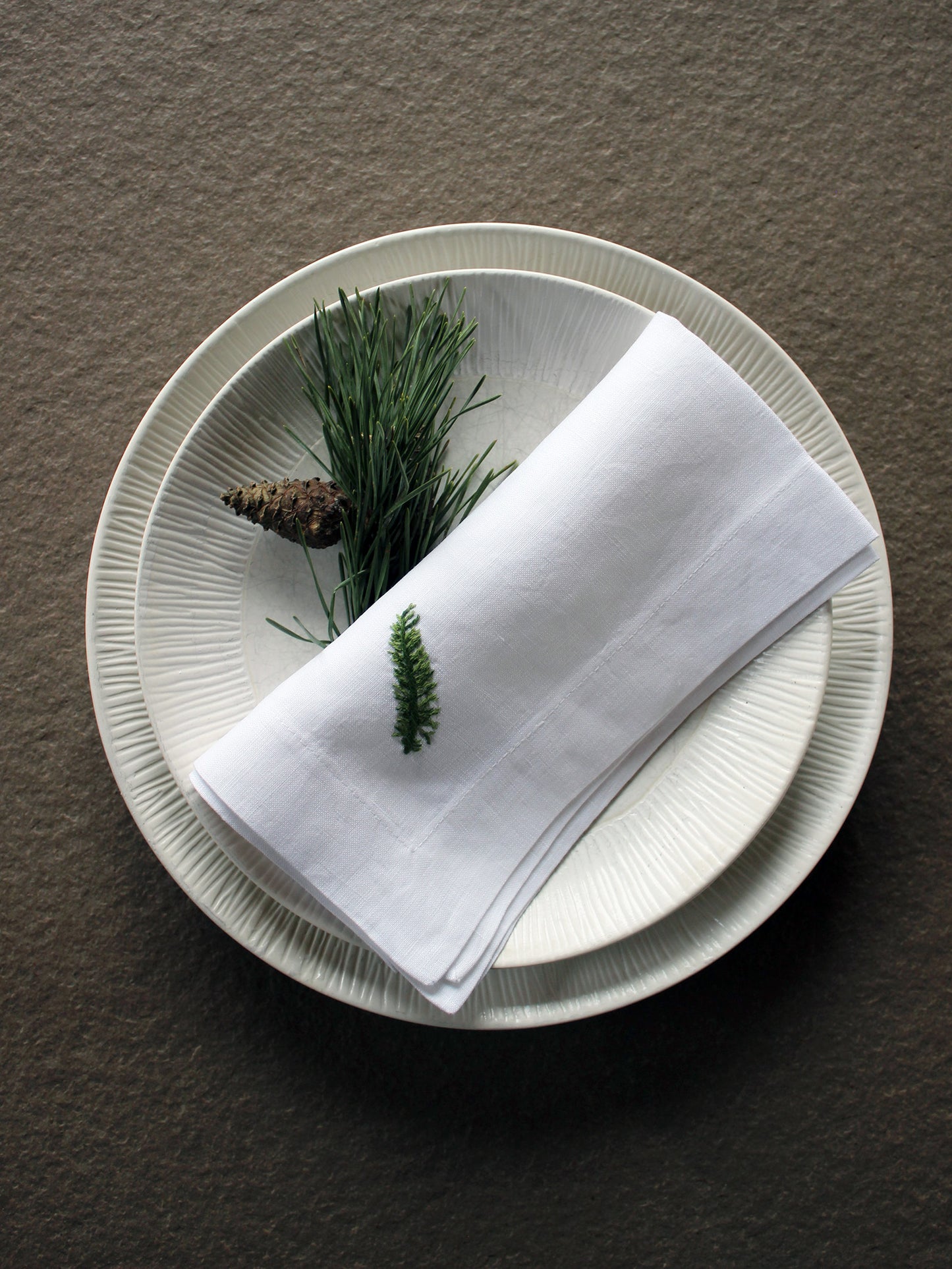 Fair Trade Stoffserviette von Indradanush mit Tannenzweig