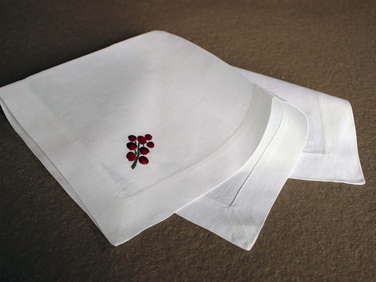 Serviette aus Leinen in Größe 40 x 40 cm mit roten Beeren bestickt