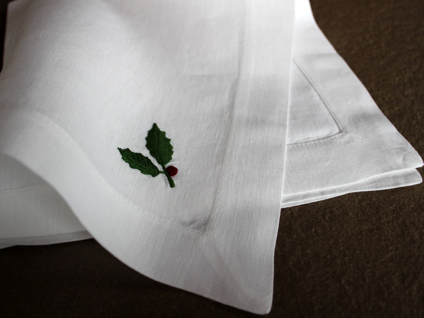 Handbestickte Leinenservietten als Weihnachtsgeschenk mit Ilex Zweig Motiv
