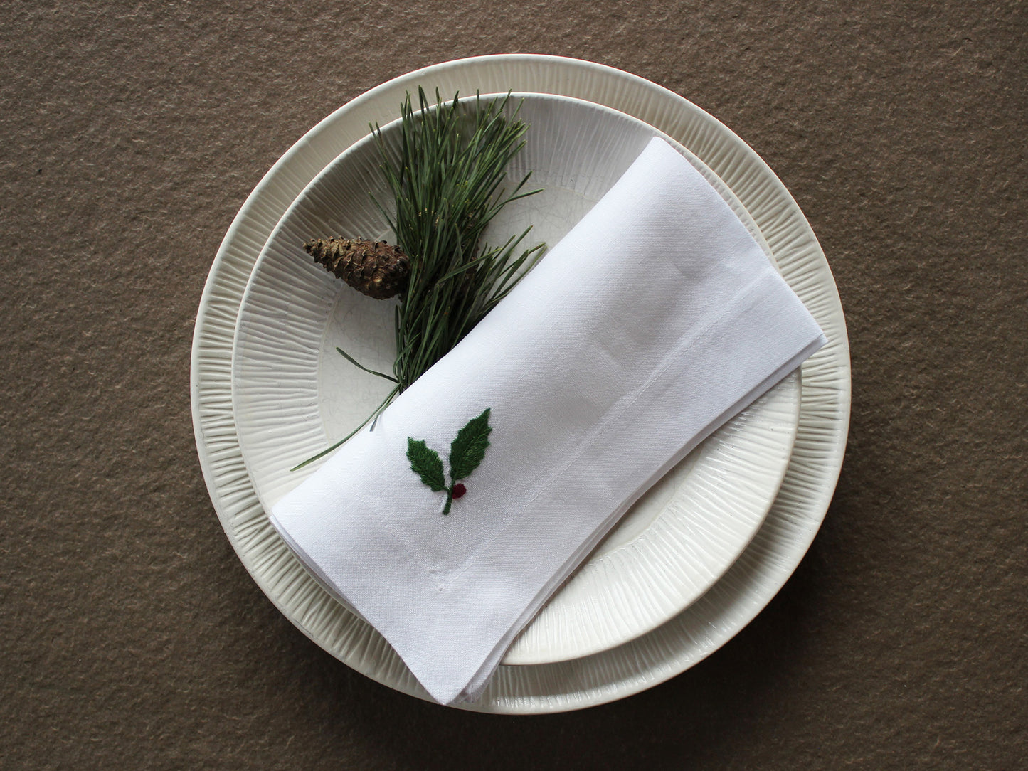 weihnachtliche Stoffserviette in Leinen mit Motiv Ilexzweig
