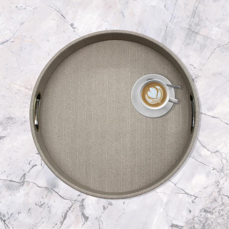 rundes Tablett mit Kaffee auf Marmortischplatte