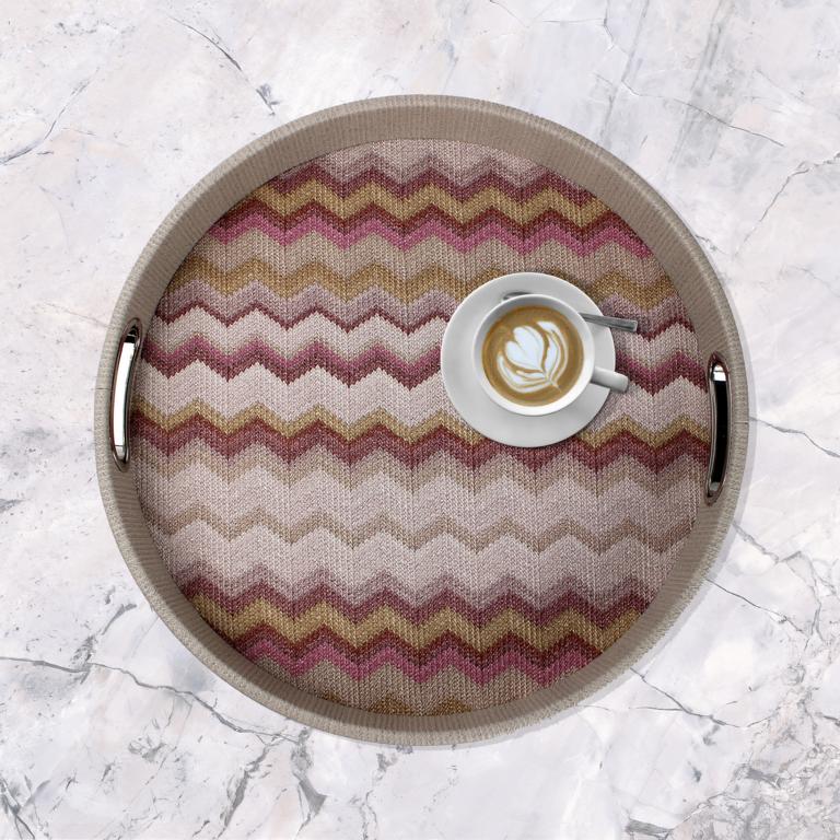Tablett rund in rosa mit Zickzack Muster innen und Kaffeetasse