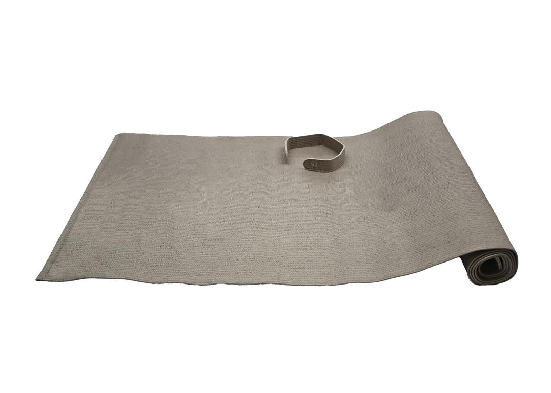 Tischläufer in beige aufgerollt mit Metallstäben