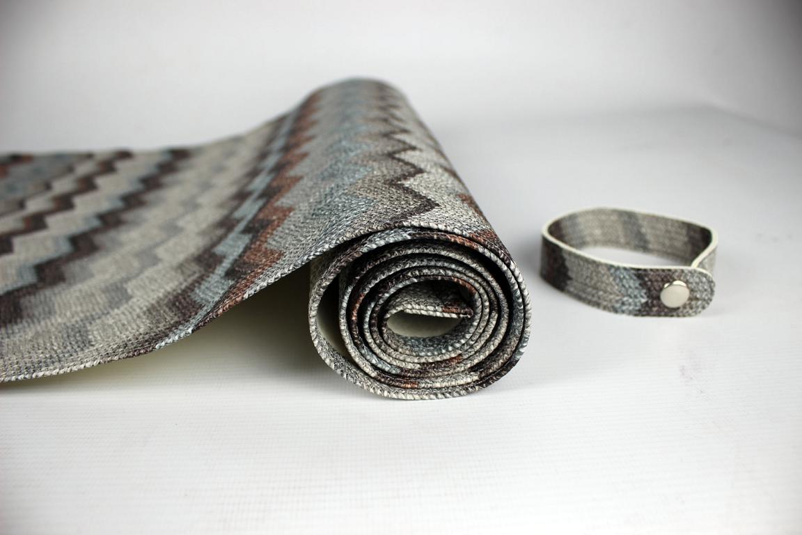moderner Tischläufer mit Ring zum Verstauen