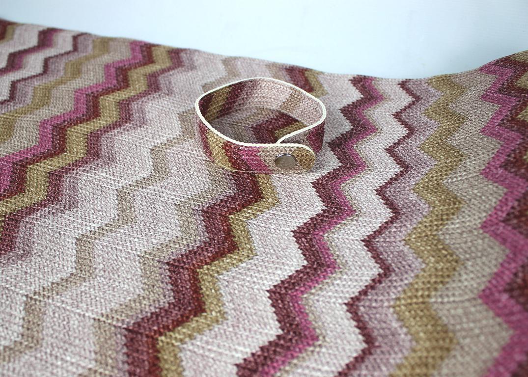 Tischläufer mit Muster und Ring zum Verstauen