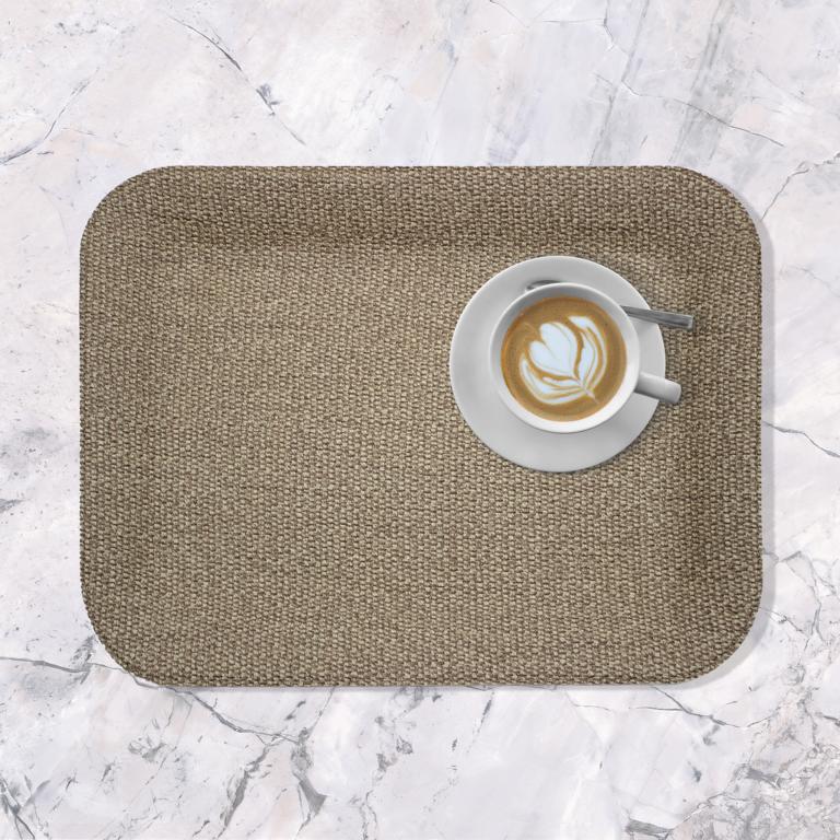 braunes Tablett mit flachem Rand und Kaffee