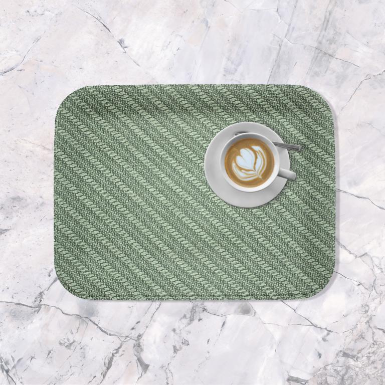 rechteckiges, kleines Tablett mit Kaffee auf Marmorplatte