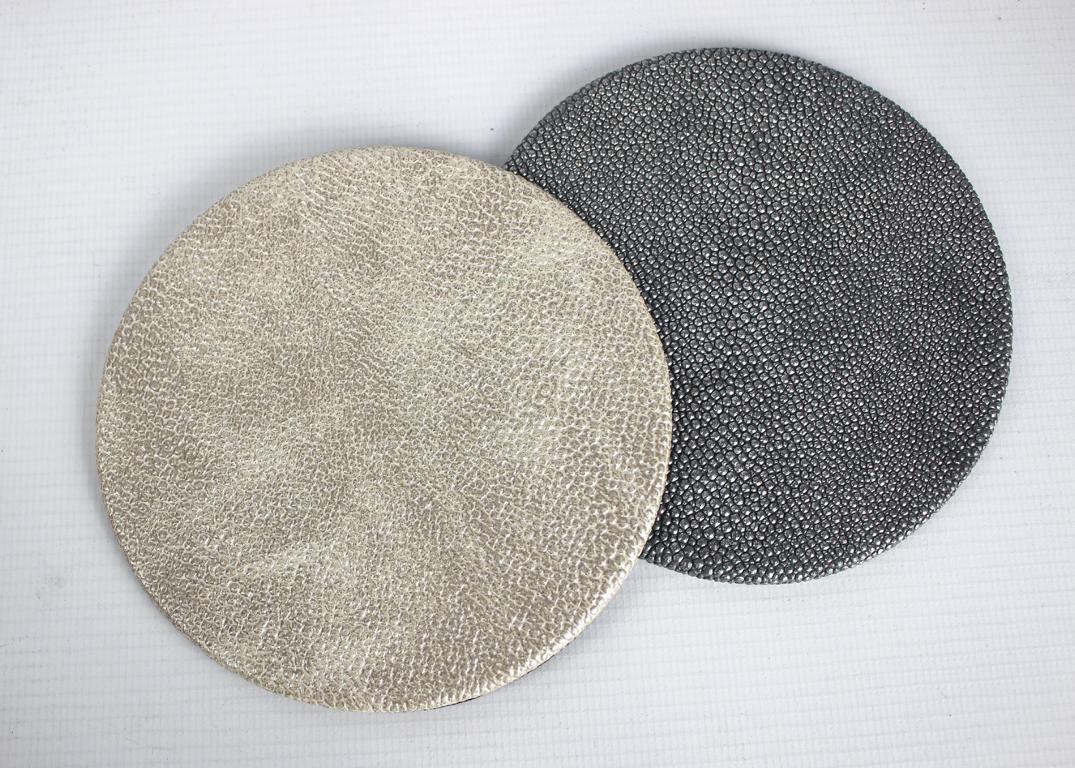 runde Untersetzer aus Leder beige und grau