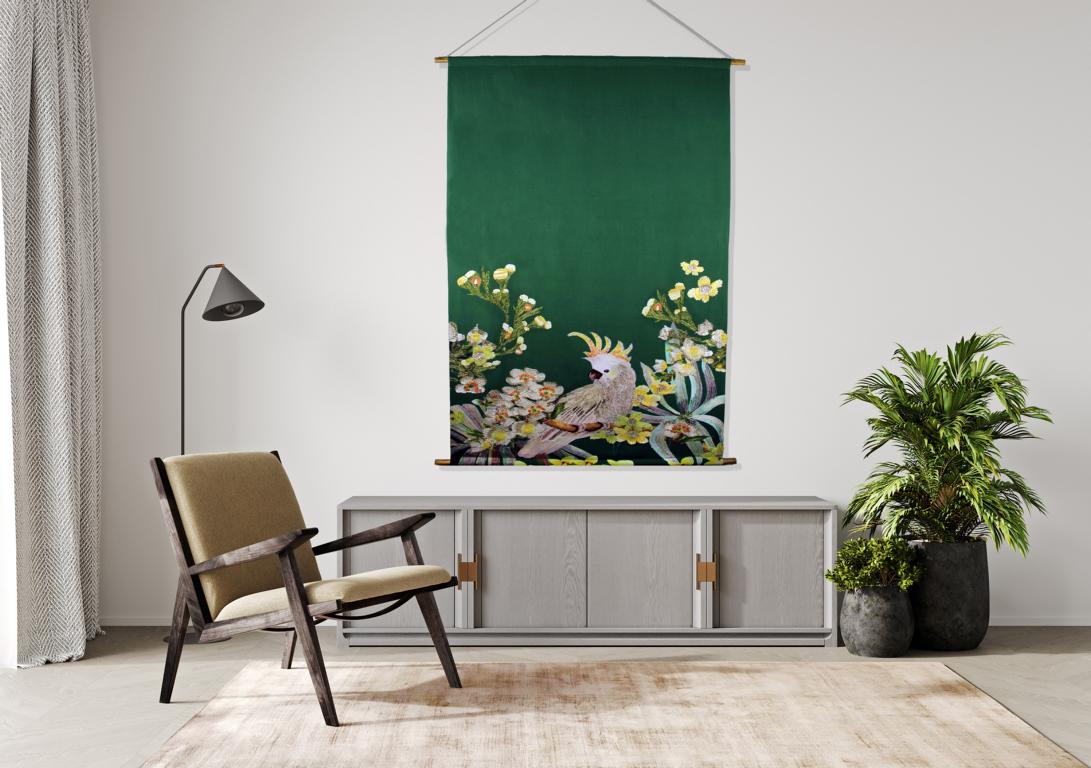 Wanddekoration aus Stoff in grün mit Kakadu Vogel über Sideboard an der Wand dekoriert