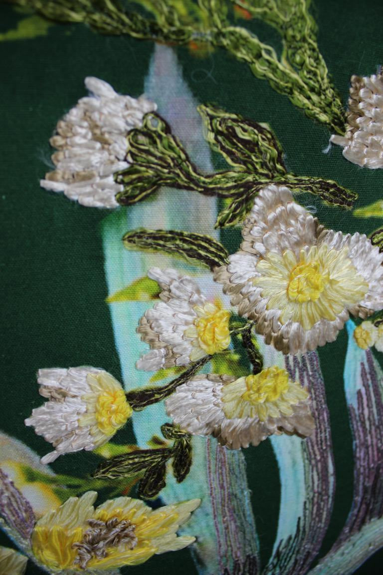 bestickter Dekostoff mit gelben Blumen