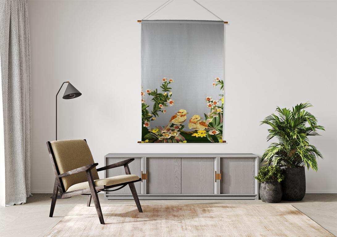 Wandbehang mit Vögeln auf grauem Hintergrund dekoriert im Wohnzimmer an der Wand