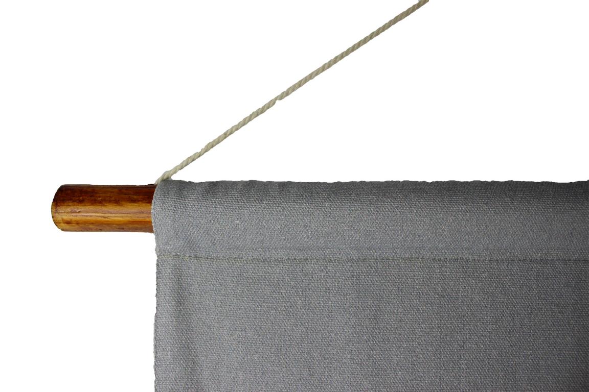mit Schnur und Stab befestigtes Wandbild