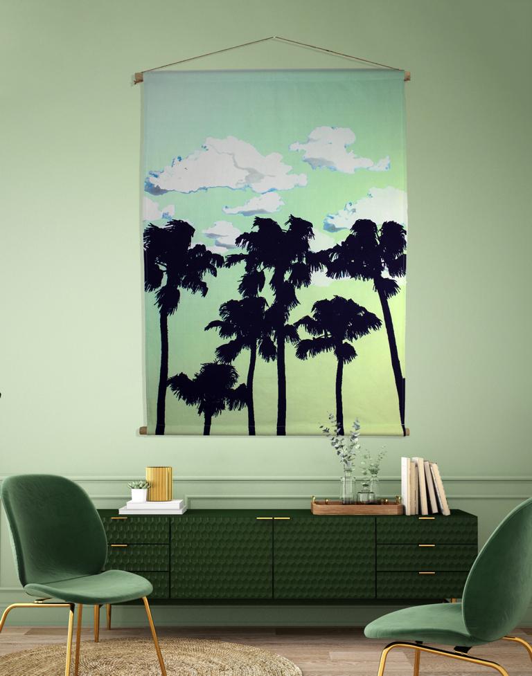 Wanddekoration im California Style mit Palmen über Sideboard aufgehängt