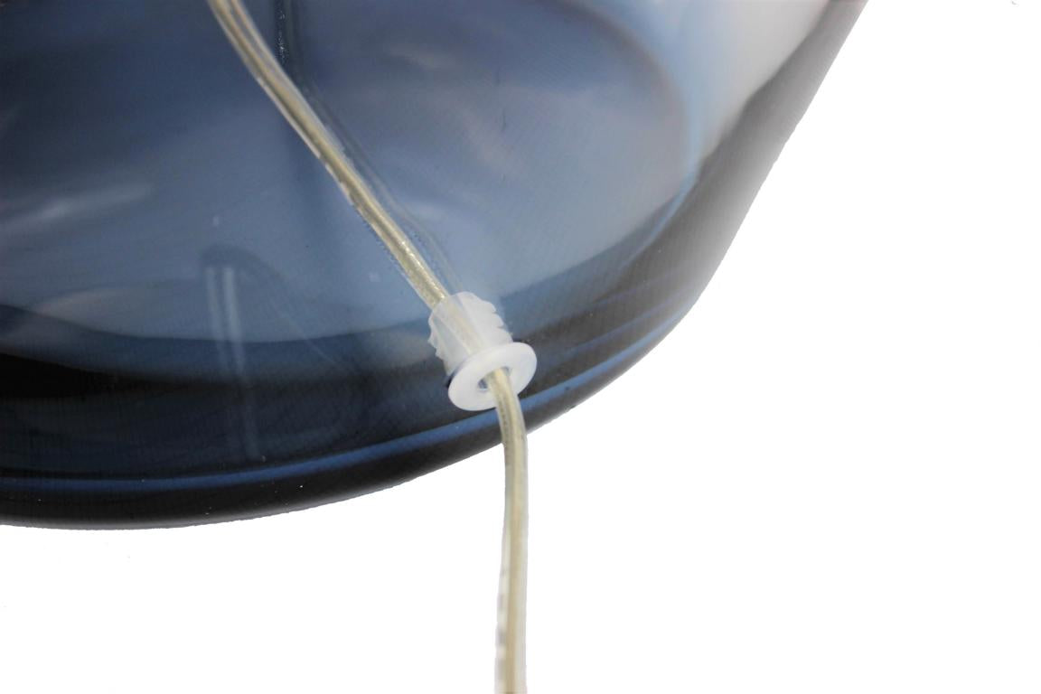 blaue Lampe mit transparentem Kabel