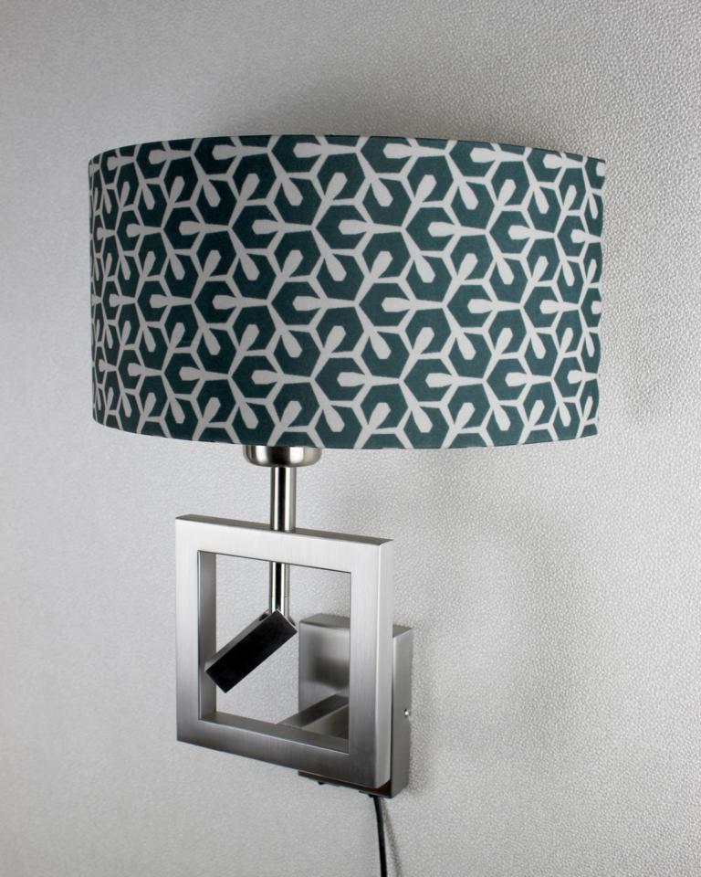 Wandlampe mit integrierter Leselampe in Edelstahl glänzend mit gemustertem Lampenschirm