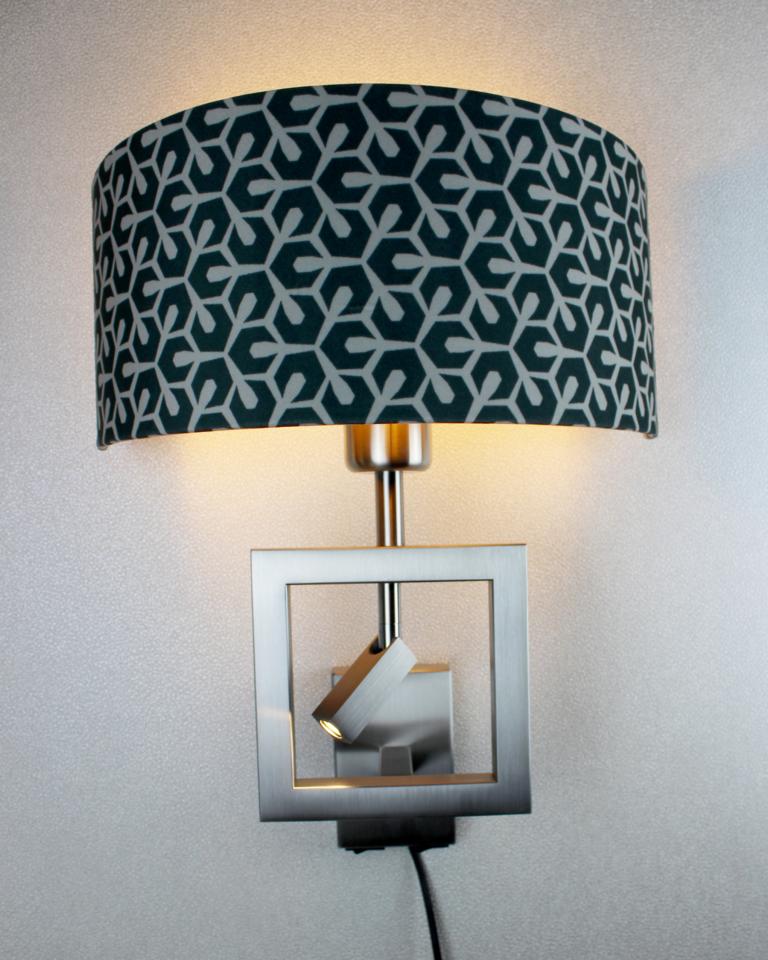 Wandlampe aus Metall mit grün gemustertem Schirm und separater Leselampe schwenkbar