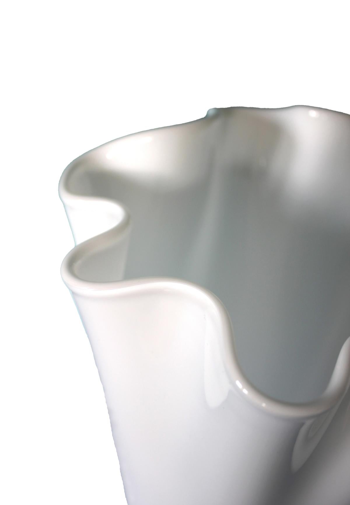 weiße Vase aus Glas gewellt für Blumenstrauß