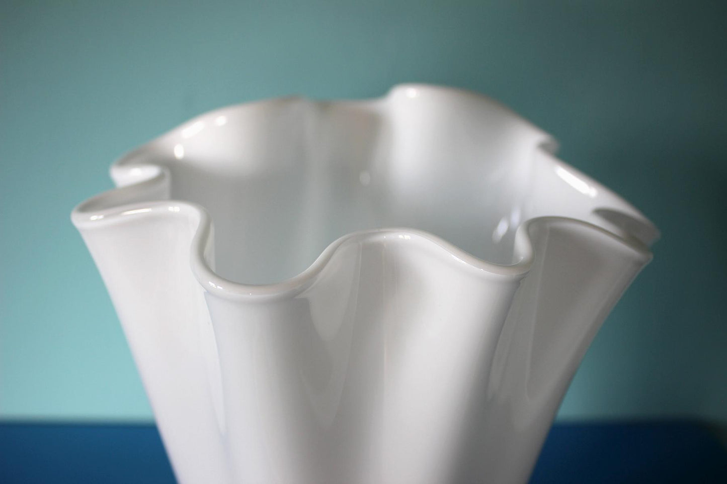gewellte Glasvase in weißem Glas