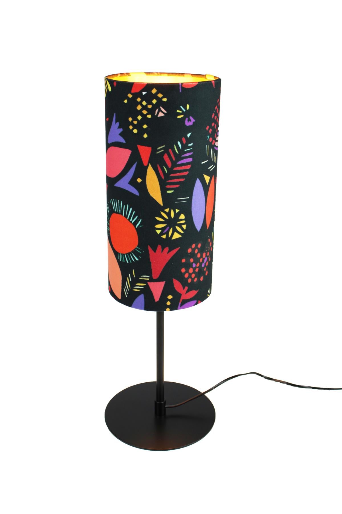 schmale Tischlampe in schwarzem Metall mit buntem Lampenschirm