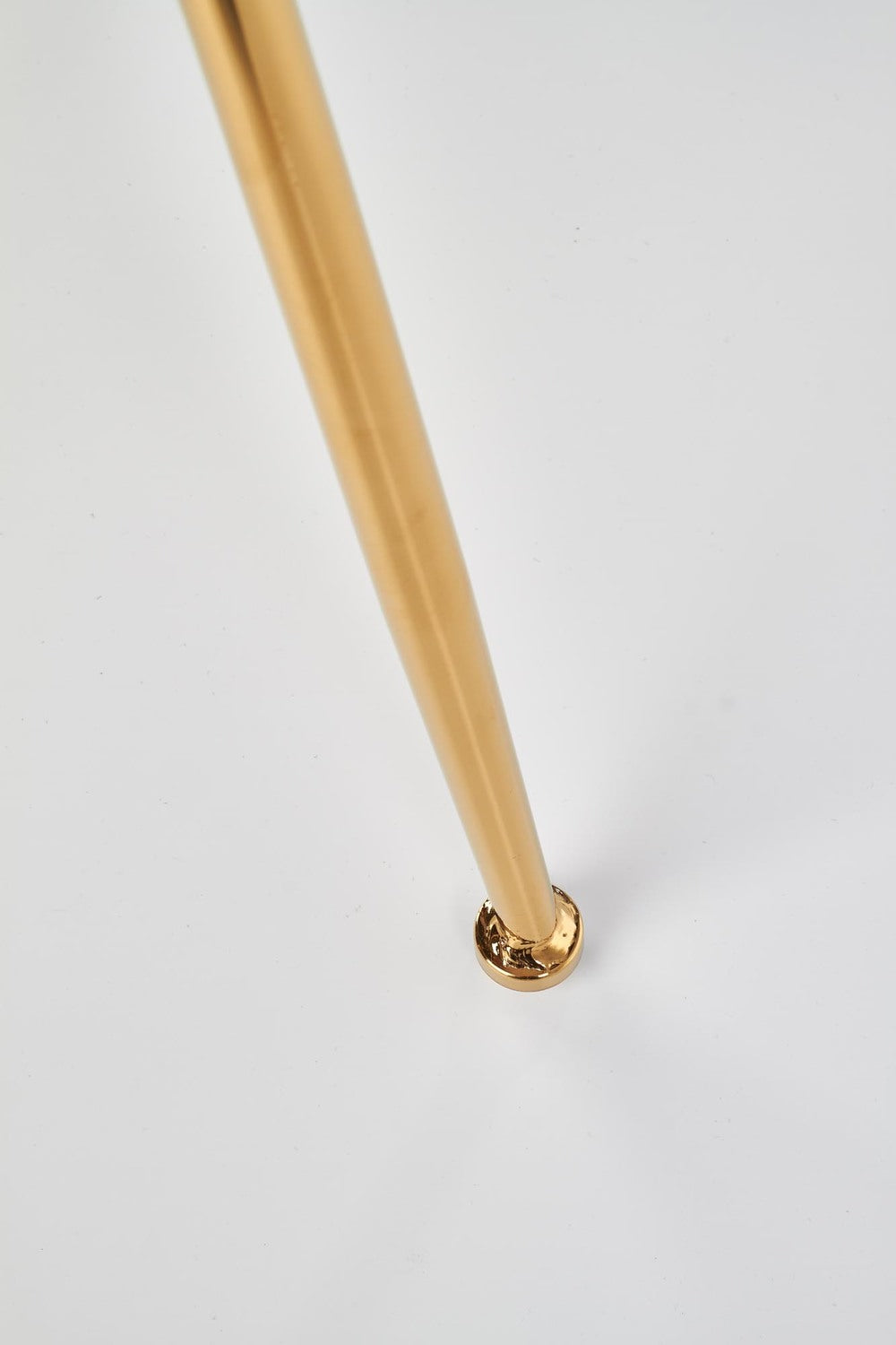 goldene Stuhlbeine aus Metall glänzend