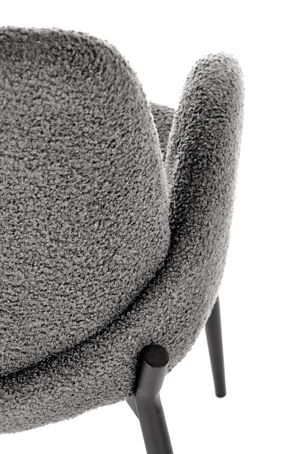 Stuhl mit Stoff bezogen in grau und schwarze Metallbeinen