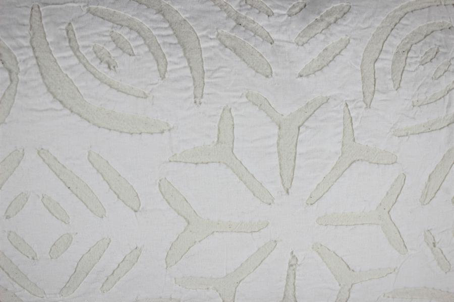 creme weiße Tagedecke mit indischen Ornamenten