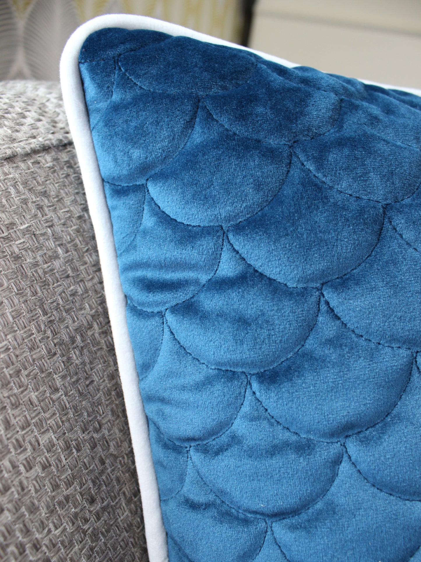 blau weißes Kissen in Samt quadratisch