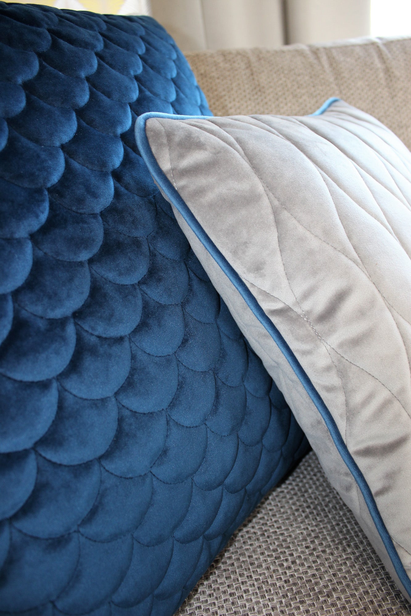 blaues und graues Kissen in Samtstoff
