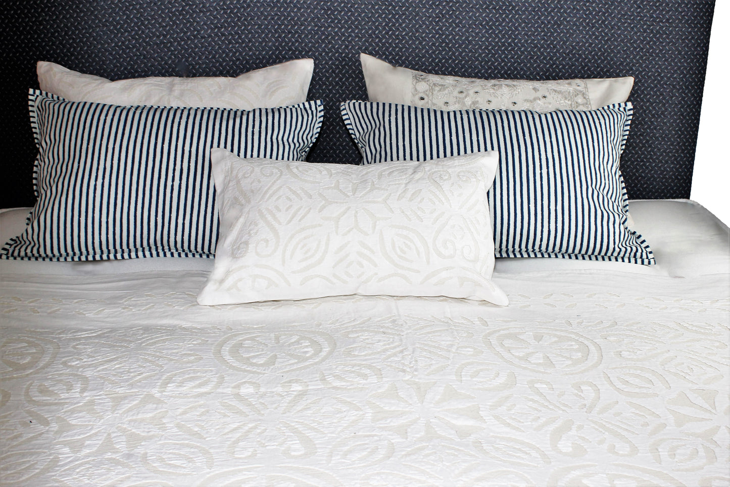 Indische Tagesdecke mit Kopfkissen in creme farbener Baumwolle