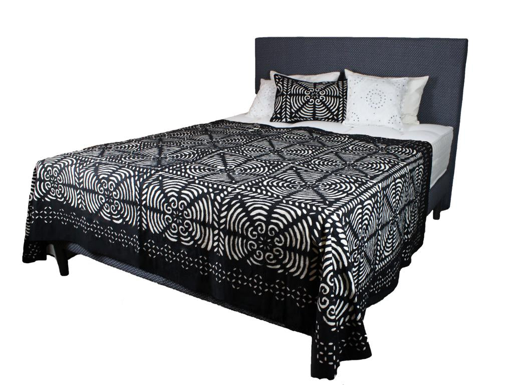 260 cm großes Plaid handgemacht in Cutwork zweilagig auf Bett dekoriert