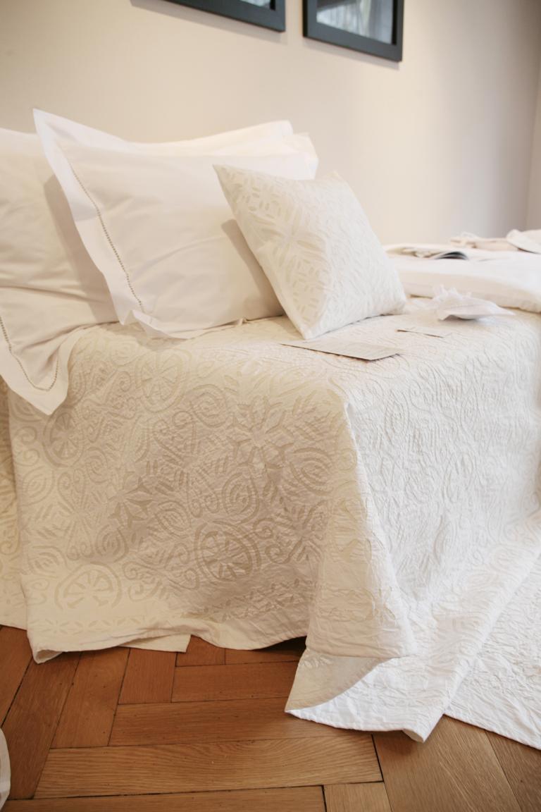 Tagesdecke in Cutwork zweilagig von Hand bestickt