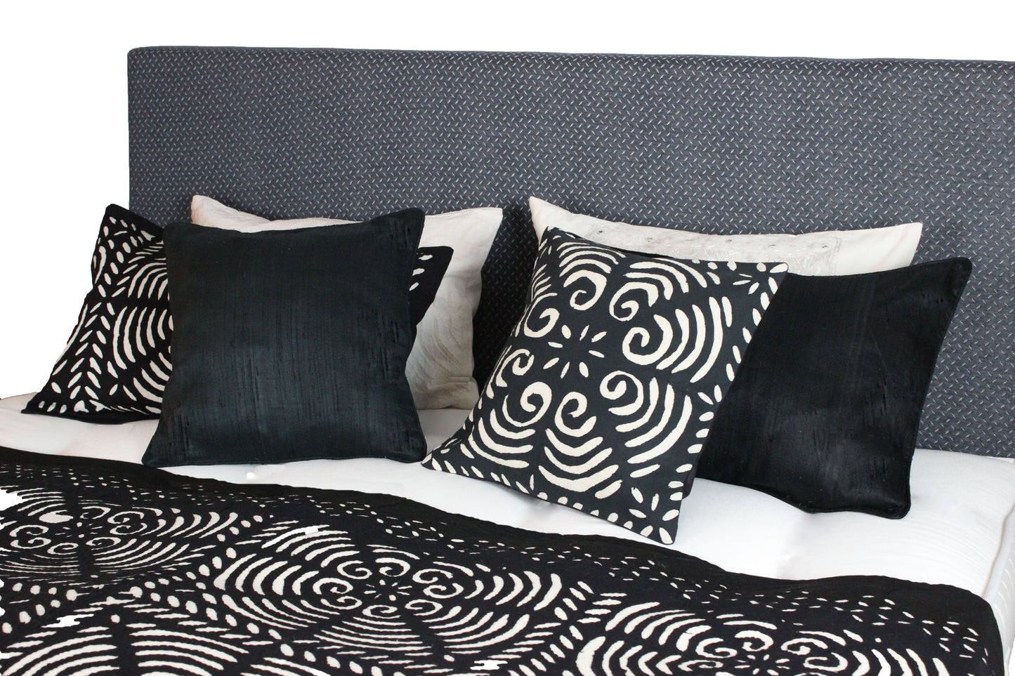 dekoriertes Bett mit Kissen und Tagesdecke indisch fair gehandelt