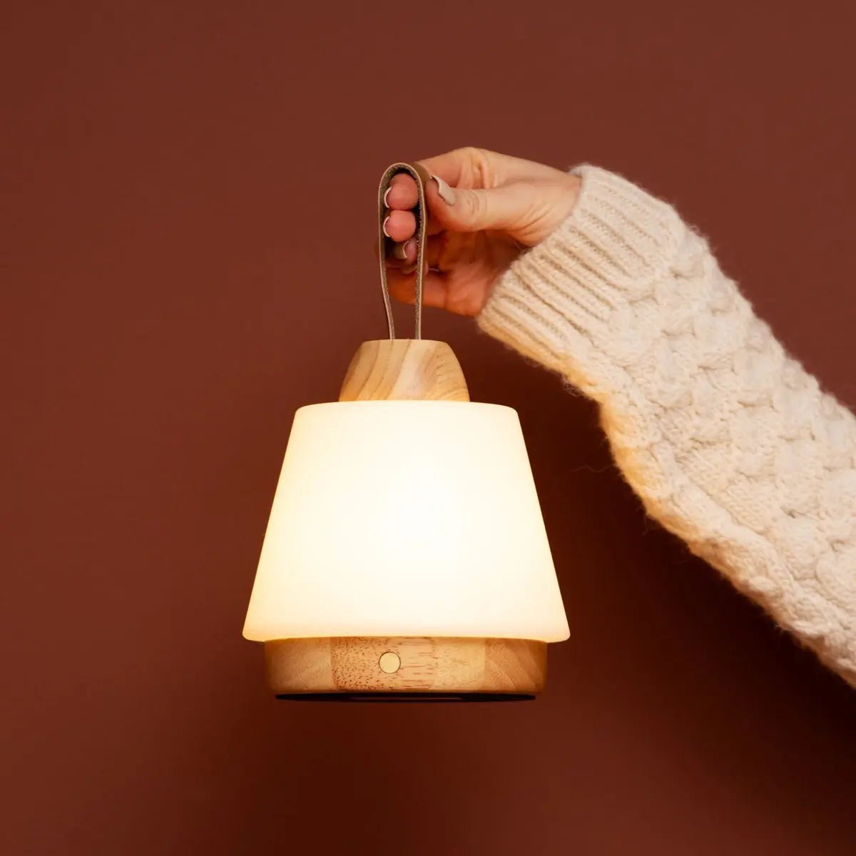 Wiederaufladbare LED Tischlampe LIV Hellbraun mit Lederband dimmbar