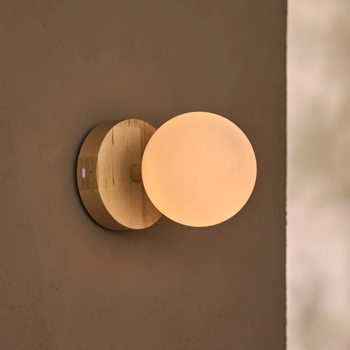 Wiederaufladbare LED Wandlampe Richella Holz Glas dimmbar kabellos