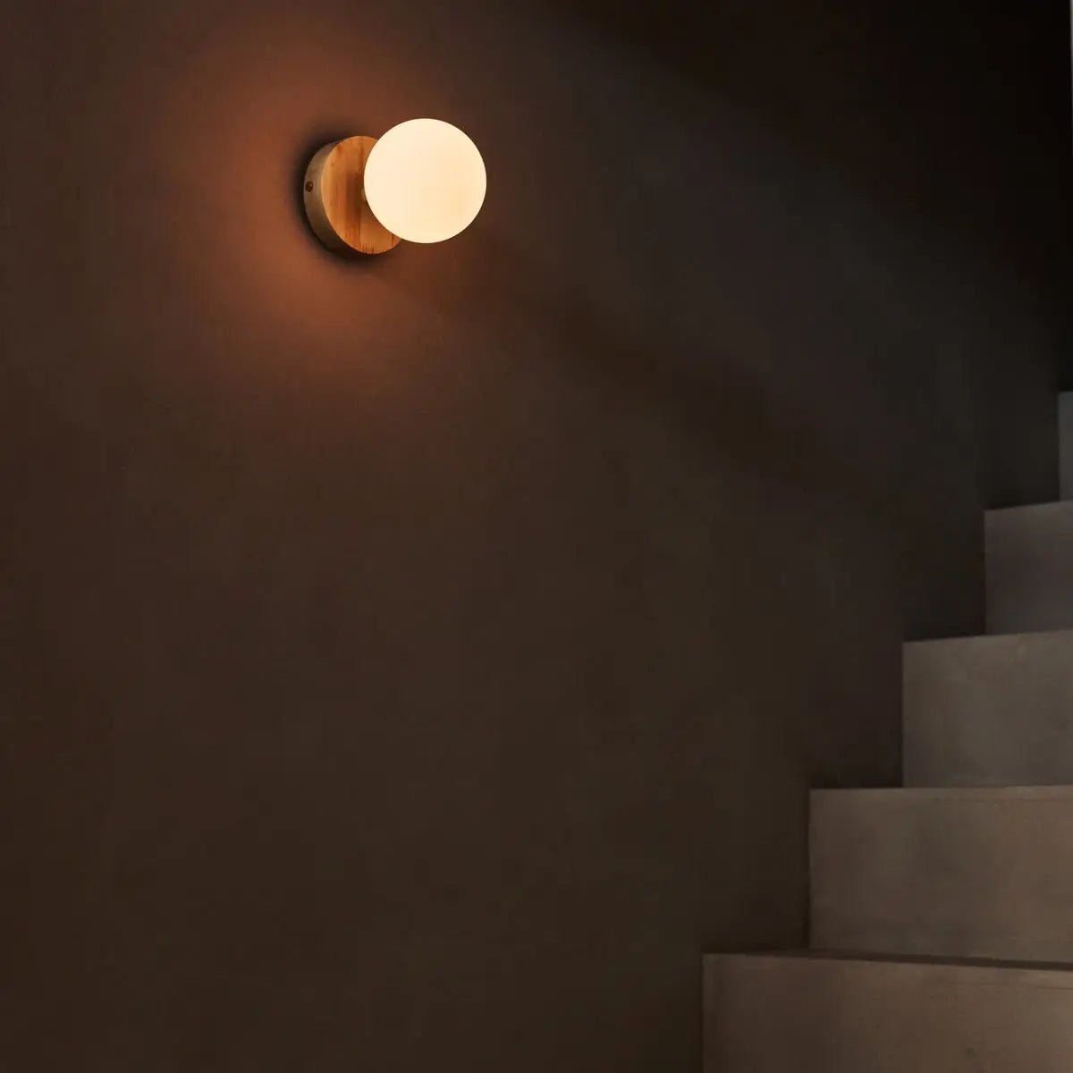 Wiederaufladbare LED Wandlampe Richella Holz Glas dimmbar kabellos