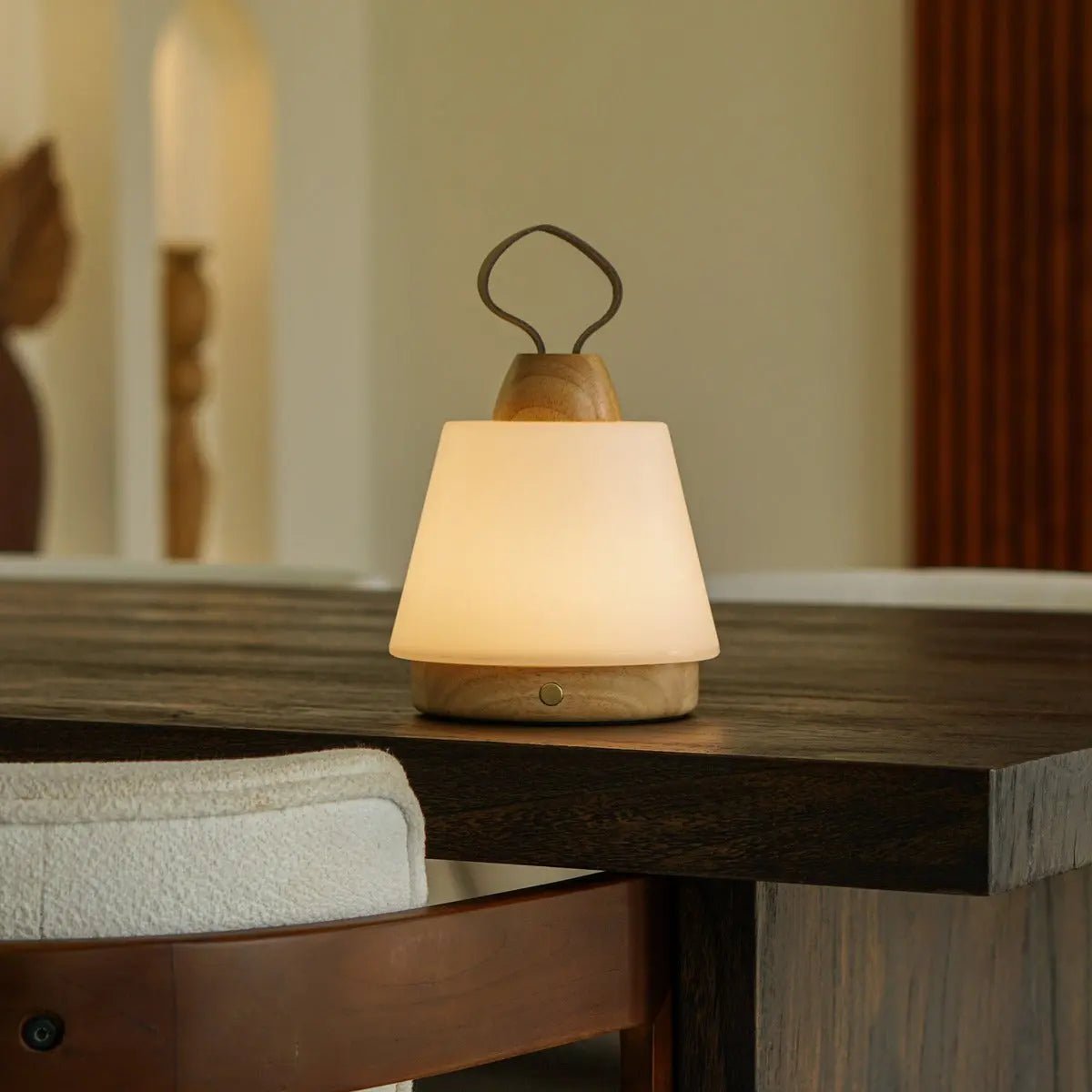 Wiederaufladbare LED Tischlampe LIV Hellbraun mit Lederband dimmbar