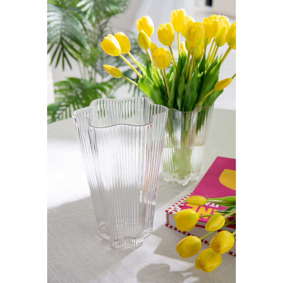 Blumenvase klar transparent mit gewelltem Rand