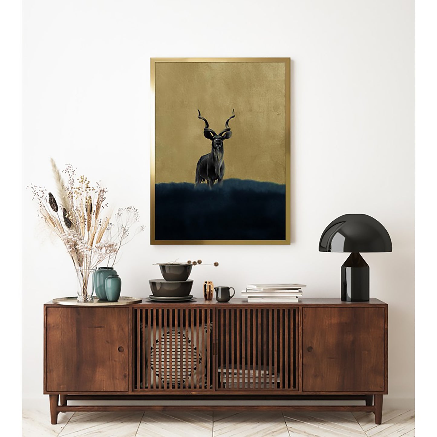 60 x 90 cm großes, gerahmtes Bild über Konsole an der Wand mit Motiv Hirsch Kudu