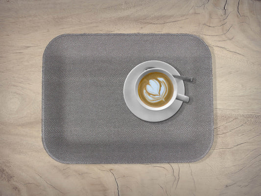 Tablett flach klein mit Tasse Kaffee in grauem Kunstleder