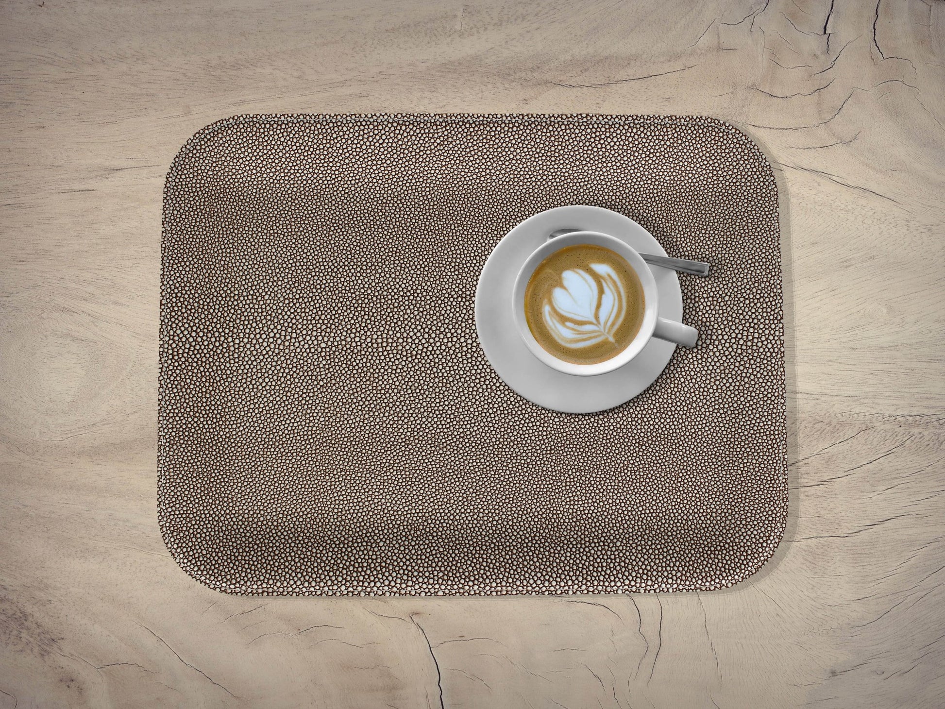 Ledertablett flach mit Tasse Kaffee auf Holztisch
