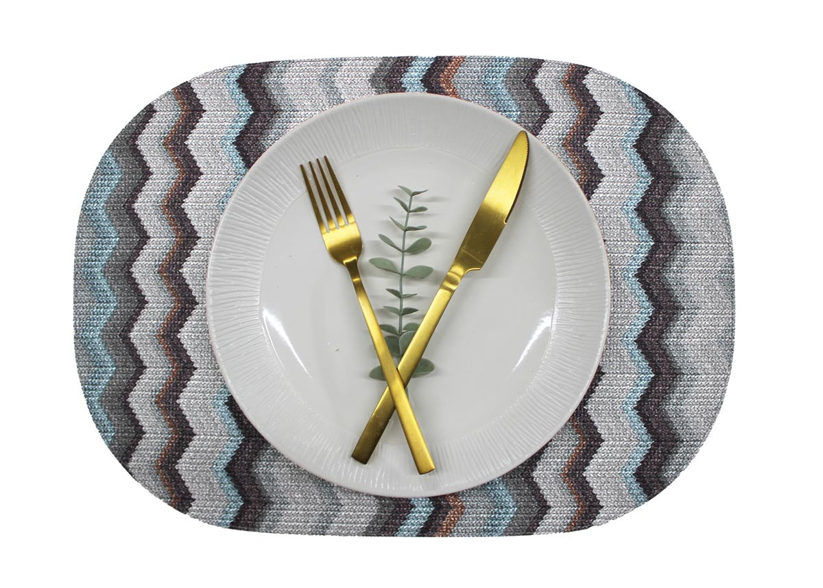 ovales Tischset mit Teller und goldenem Besteck grau blau