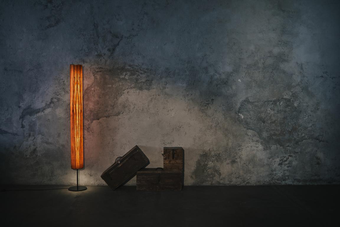 schmale Stehlampe aus Holz mit Lampenschirm von Leuchtmnatur für gemütliche Beleuchtung