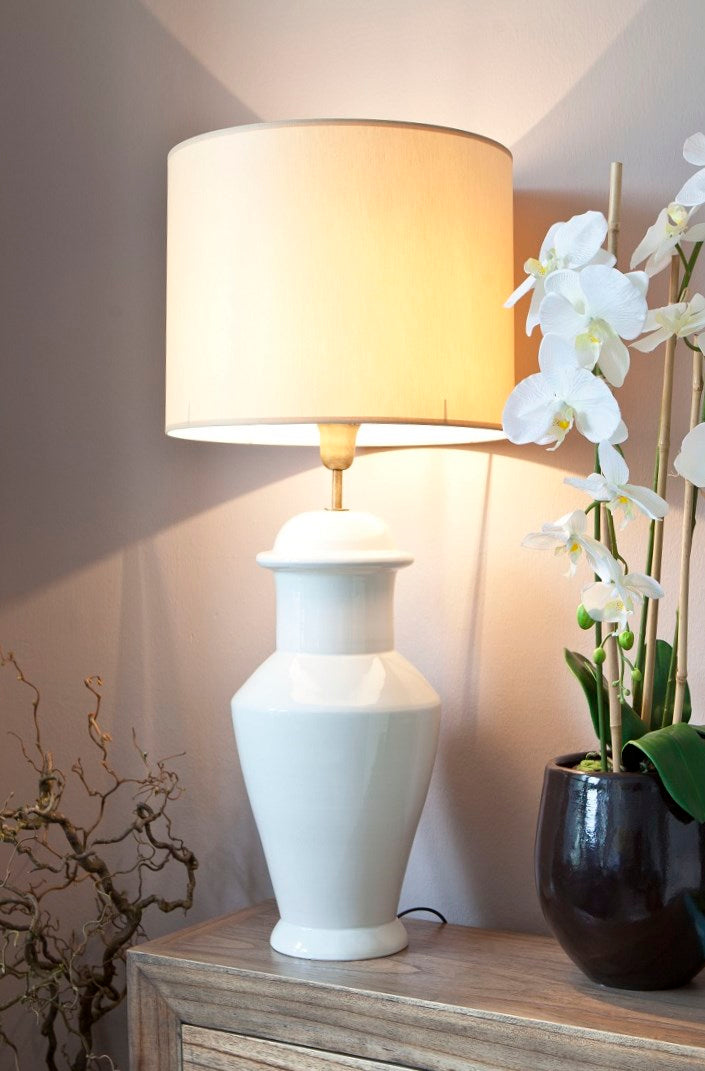 schmale, weiße Lampe in Keramik mit Zylinderschirm