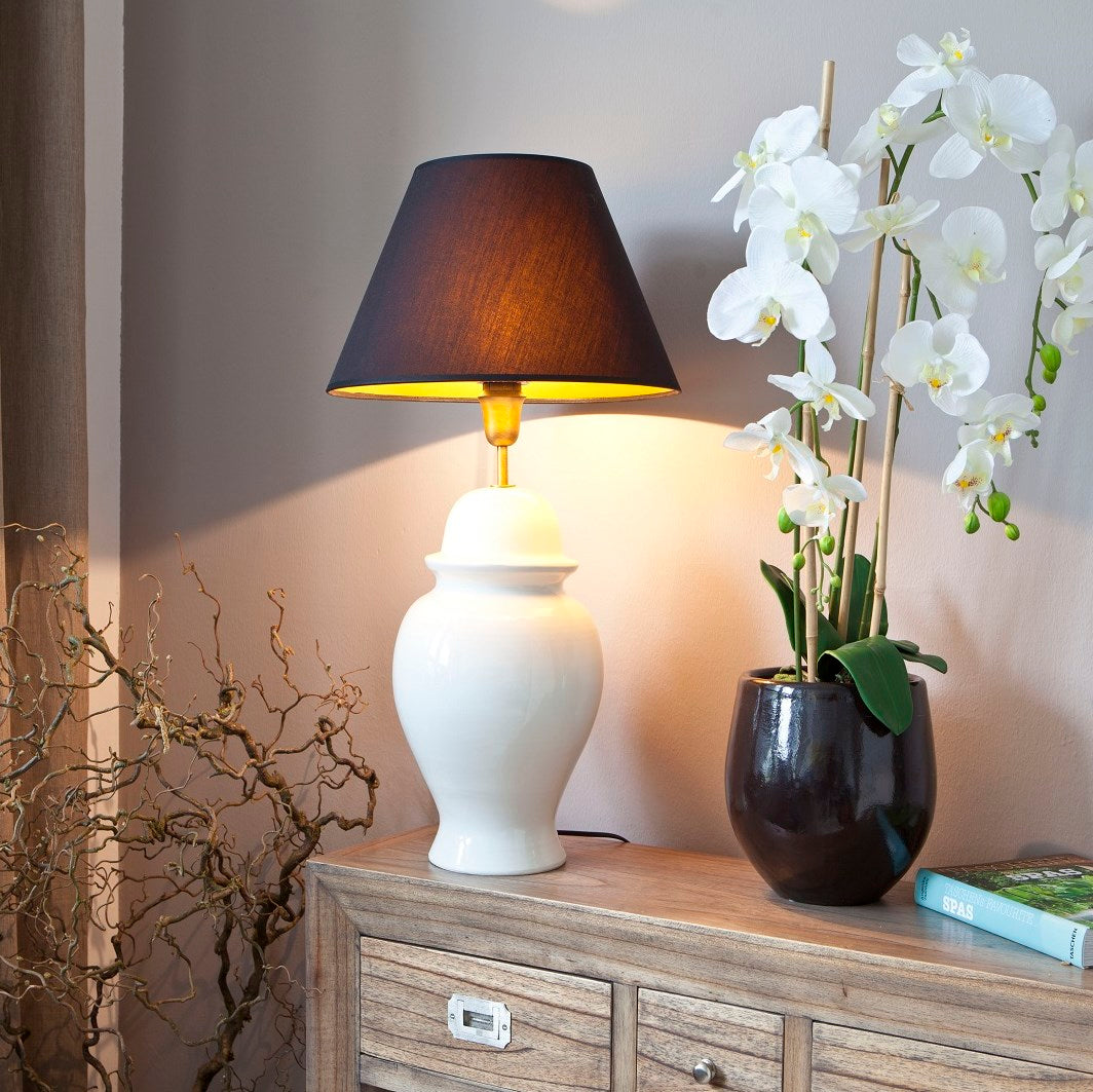 creme weiße Tischlampe mit Lampenschirm auf Konsole im Wohnzimmer