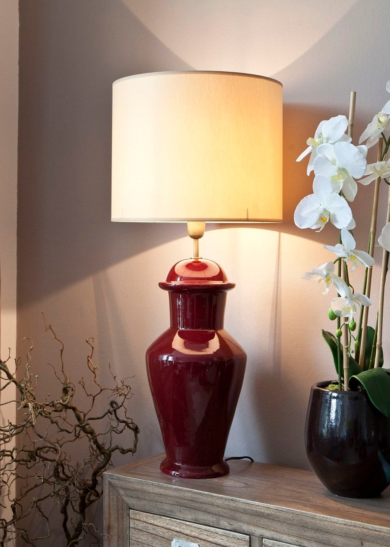 Tischlampe in roter Keramik mit Zylinderschirm in creme weiß
