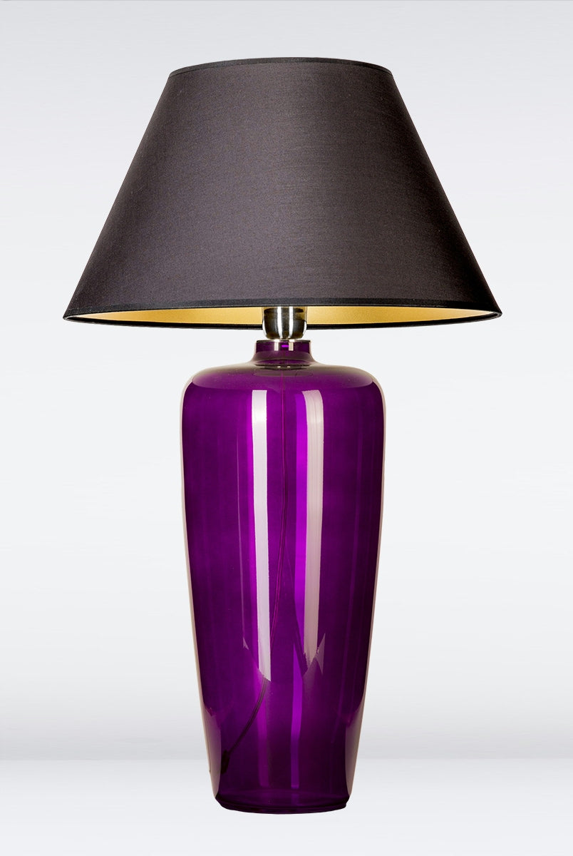 Glaslampe in lila mit schwarzem Lampenschirm